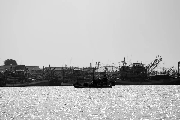 Denizde yüzen balıkçı tekneleri. — Stok fotoğraf