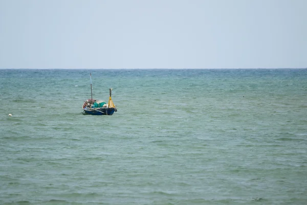 Barcos de pesca flotando en el mar . — Foto de Stock