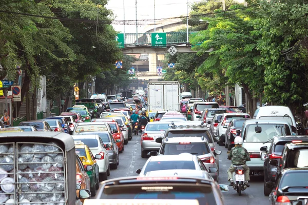 Atascos de tráfico en hora punta . —  Fotos de Stock