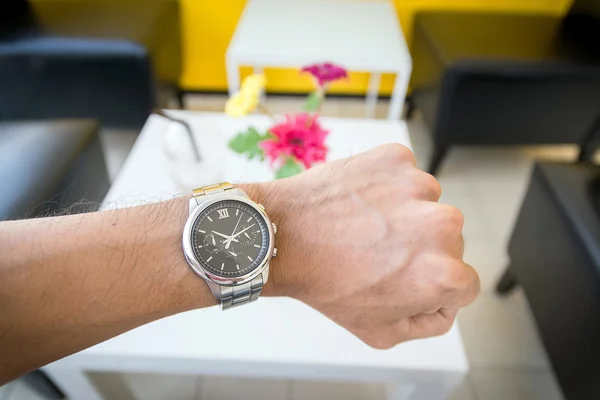 Empresário procurando um relógio . — Fotografia de Stock