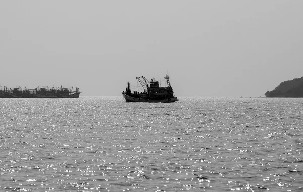 海に浮かぶ漁船. — ストック写真
