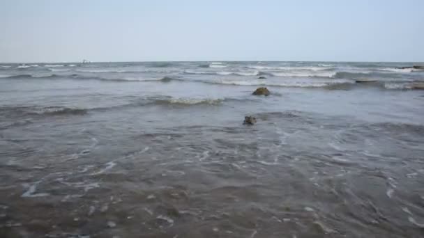 Oceaan golven die richting kust klotste. — Stockvideo
