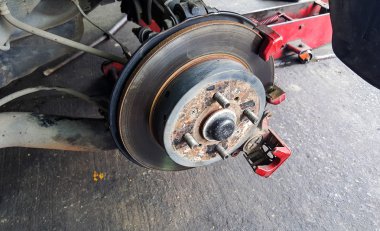 Arabanın ön disk frenler.