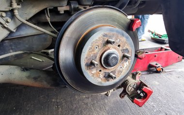 Arabanın ön disk frenler.