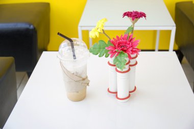 Güzel ve renkli vazo plastik çiçekler 