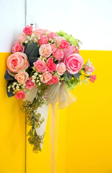 Lindas e coloridas flores de plástico vaso — Fotografia de Stock