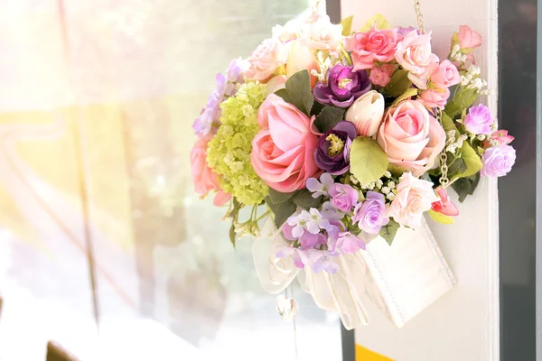 Lindas e coloridas flores de plástico vaso — Fotografia de Stock