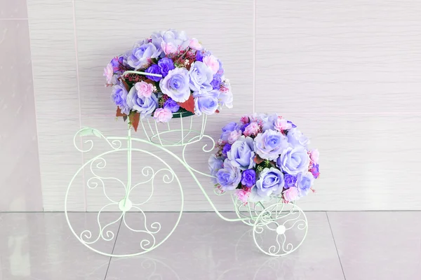 Magnifique pot de fleurs en acier en forme de fil de vélo . — Photo