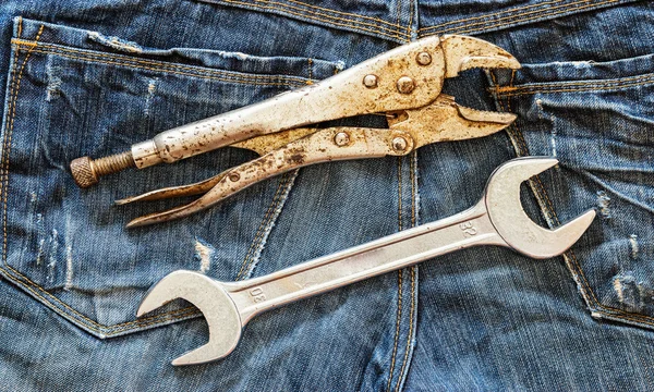 Гайковий ключ і ключ на фоні блакитних джинсів . — стокове фото