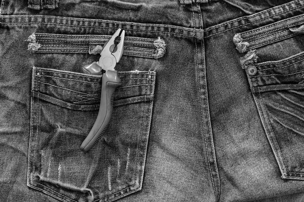 Alicate de corte de fio no bolso de jeans . — Fotografia de Stock