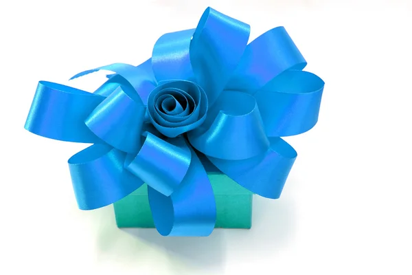 Scatola regalo legata con fiocco a nastro blu su sfondo bianco . — Foto Stock