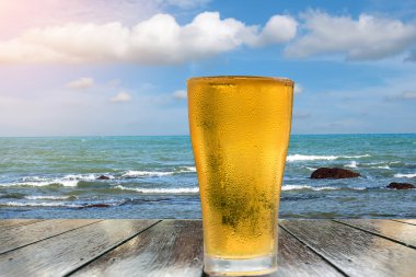 Bira altın beyaz kabarcıklar.