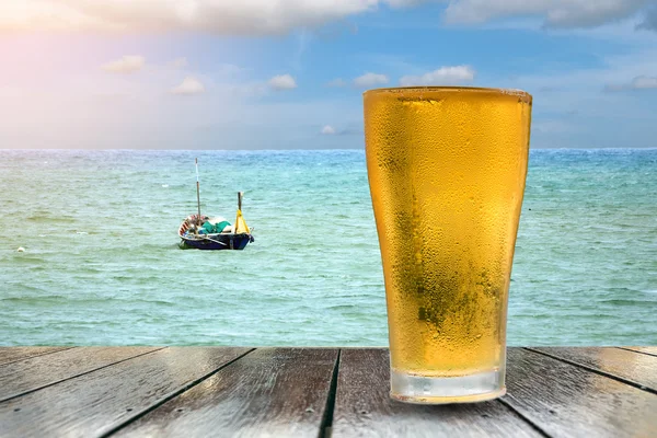 Bira altın beyaz kabarcıklar.