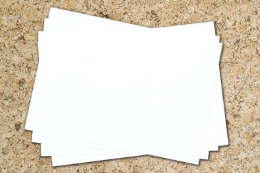 Kıvrımlar bir ahşap zemin üzerinde beyaz kağıt.