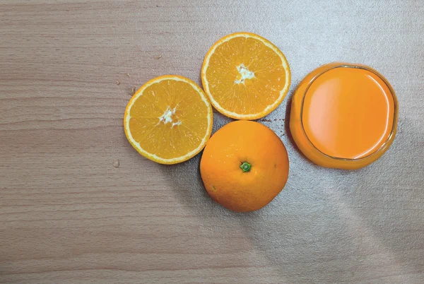 顶视图的橙汁和橘子. — 图库照片