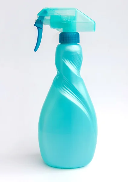 Plastikowe butelki z rozpylaczem do produktów płynnych. — Zdjęcie stockowe