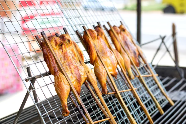 Pollo asado o pollo a la parrilla para la venta . —  Fotos de Stock