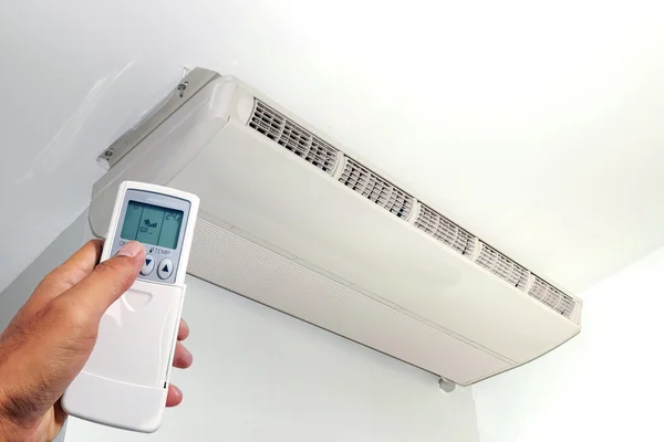 Klimaanlage hing an der Decke — Stockfoto