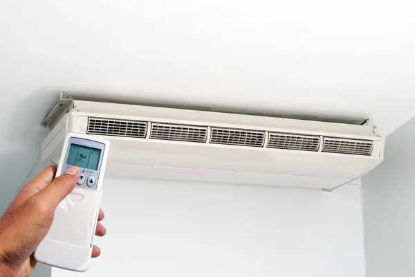 Ar condicionado pendurado no teto . — Fotografia de Stock