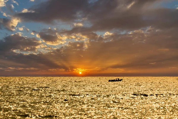 Barcos de pesca flotando en el mar . — Foto de Stock
