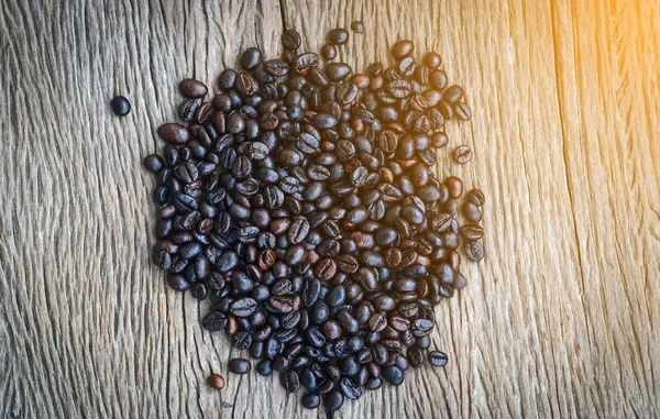 Chicco di caffè vista dall'alto su sfondo di legno . — Foto Stock