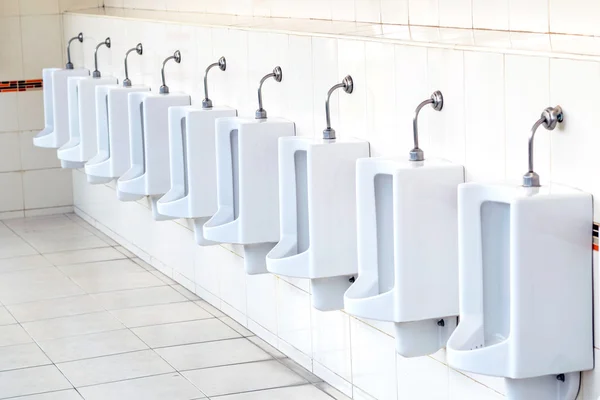 Urinoirs blancs dans les toilettes pour hommes. — Photo