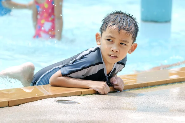Азиатский мальчик в купальниках — стоковое фото