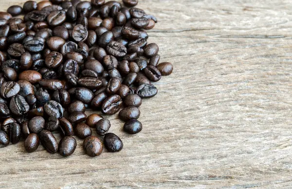 Chicchi di caffè su sfondo di legno vecchio . — Foto Stock