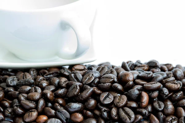 Chicchi di caffè su sfondo bianco. — Foto Stock