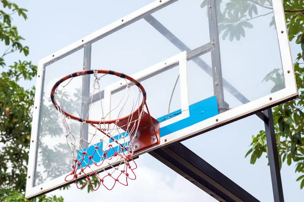 Basketball hoop i parken. - Stock-foto