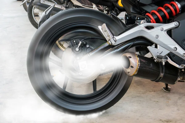 Test the rotation of a motorcycle tire. — Stock Photo, Image