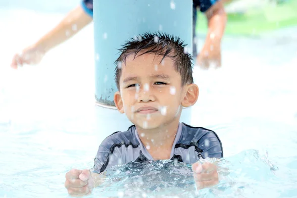 Asiatique garçon en maillot de bain . — Photo