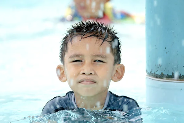 Asiatische junge in Badebekleidung. — Stockfoto