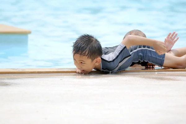 Asiatique garçon en maillot de bain . — Photo