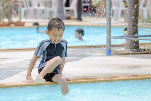 Asiatique garçon en maillot de bain . — Photo