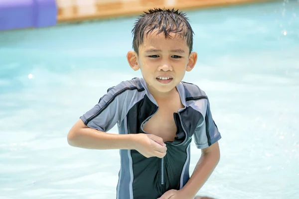Азиатский мальчик в купальниках . — стоковое фото