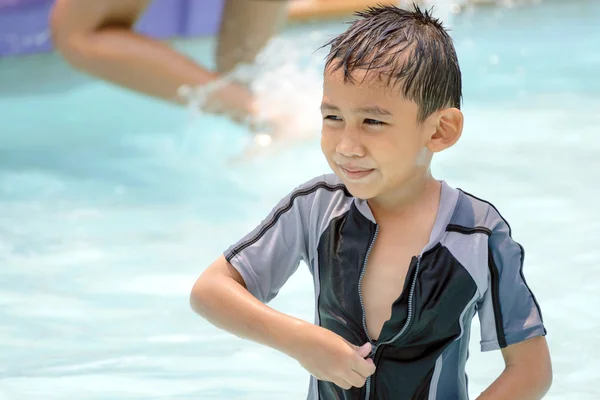 Asiatique garçon en maillot de bain . — Photo