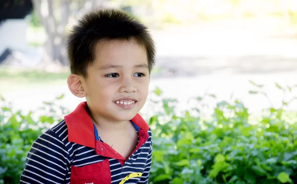 Asijské boy, usmíval se spokojeně. — Stock fotografie