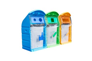 Beyaz arka plan üzerinde izole renkli plastik kutuları.