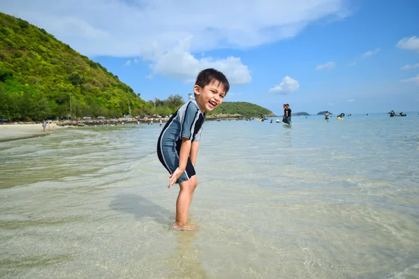 El chico en la playa. —  Fotos de Stock