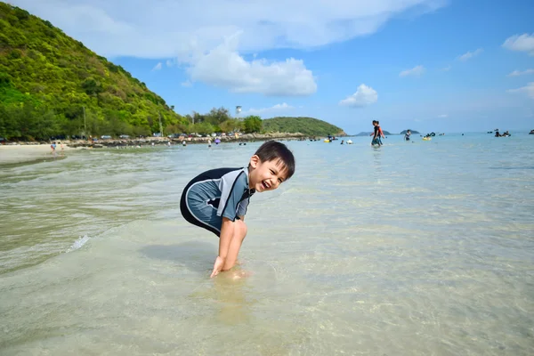 El chico en la playa. —  Fotos de Stock