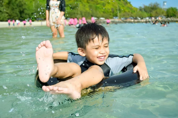 De jongens zijn blij en leuk in de zee. — Stockfoto