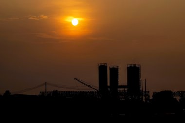 Siluet Sanayi Fabrikası üzerinde güzel günbatımı.