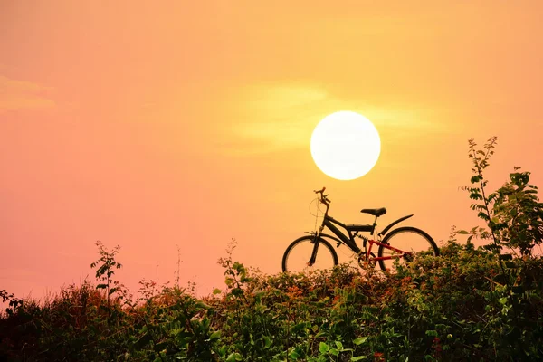Zbliżenie, mountain Bike, a kolorowe niebo zachód słońca. — Zdjęcie stockowe