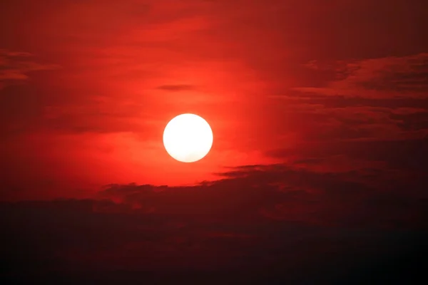 Belo sol e céu vermelho . — Fotografia de Stock