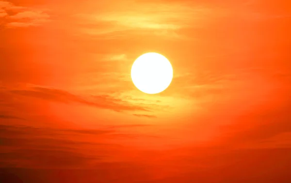 Belo sol e céu vermelho . — Fotografia de Stock