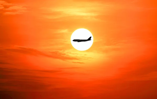 Uçak güzel güneş ve gökyüzü kırmızı. — Stok fotoğraf