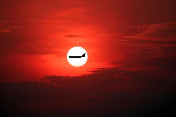 Uçak güzel güneş ve gökyüzü kırmızı. — Stok fotoğraf