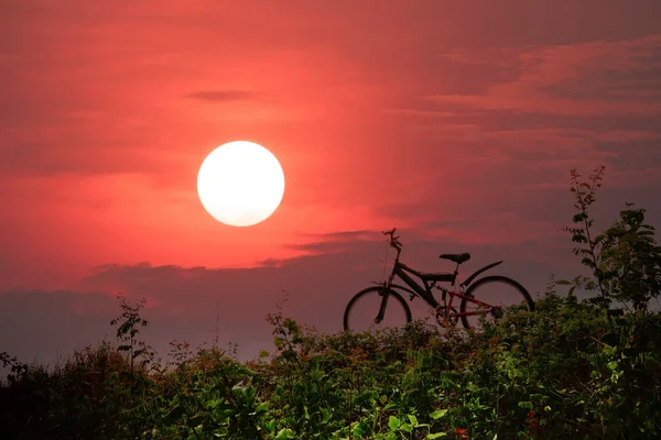 Bicicleta de montanha com um céu colorido e pôr do sol . — Fotografia de Stock