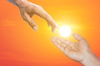 İki el doğru genişletilmiş.